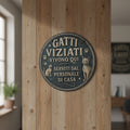 Targa Decorativa Rotonda - Gatti Viziati Vivono Qui